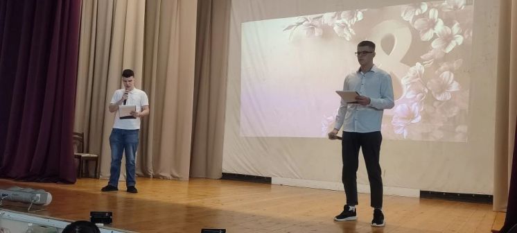 Торжественная линейка в колледже: праздник весны