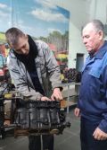 Практическое занятие у студентов-автомехаников